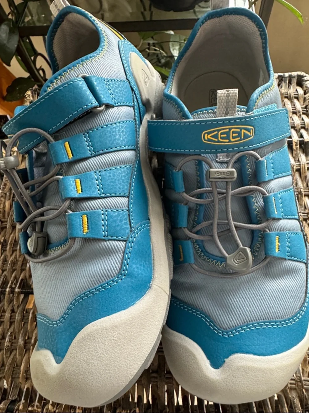 KEEN Knotch Hollow sneakers adjustable Velcro strap Youth Size 7